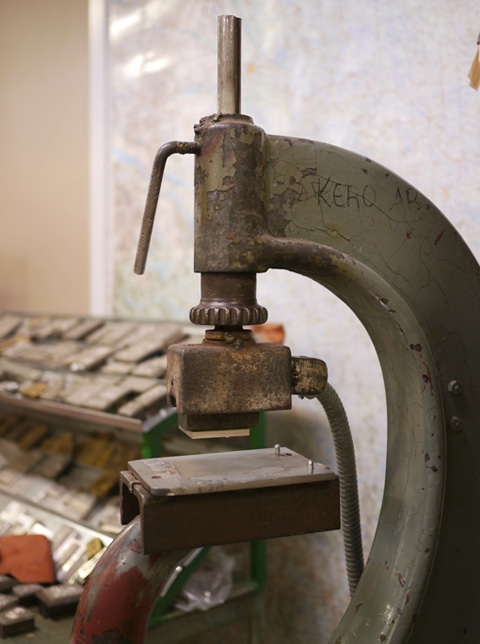 Bild på maskin som används för att göra skor.