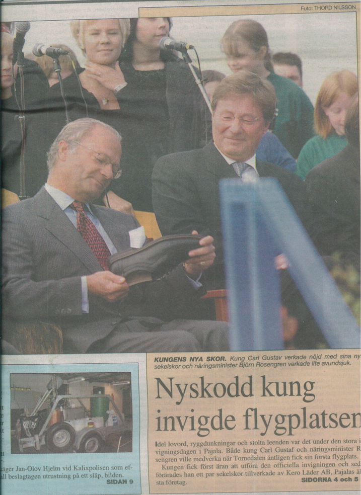 Tidningsutklipp med kung Karl Gustav och Kero som överlämnar ett par skor till kungen